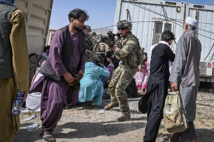 Soldados de EE.UU. matan a dos hombres armados en el aeropuerto de Kabul