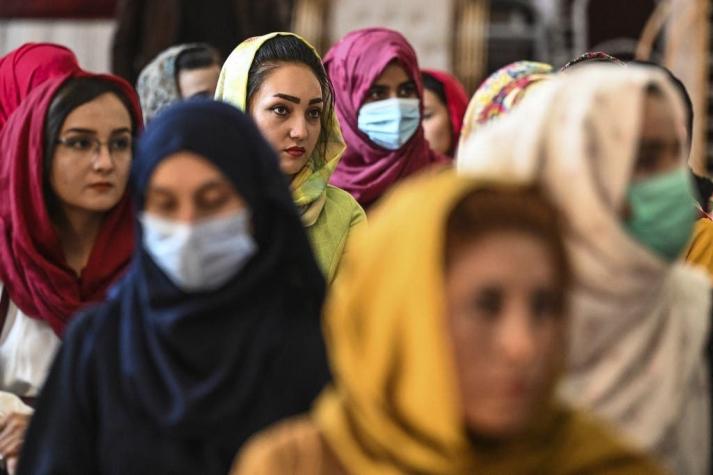Ni reír fuerte ni asomarse en balcones: Las prohibiciones que los talibanes imponen a las mujeres
