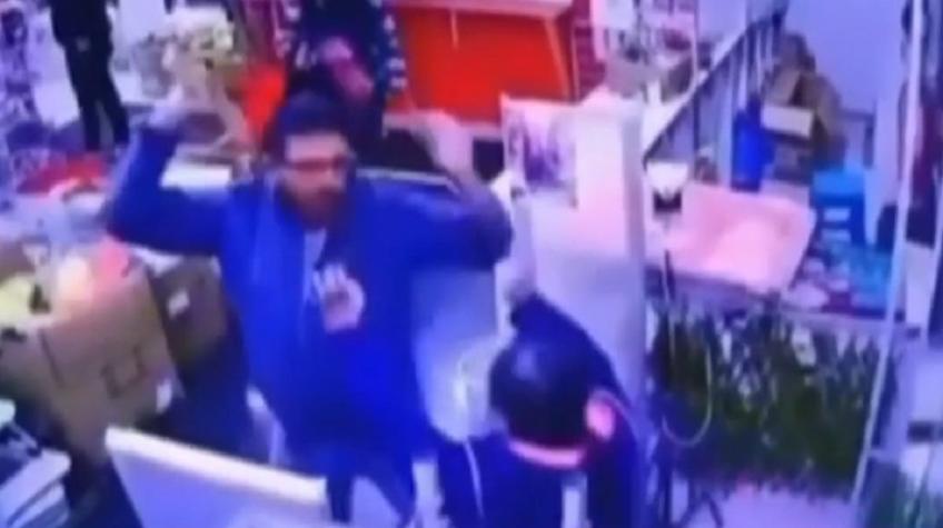 Revelan imágenes de incidente donde trabajador cercenó mano a cliente en mall chino de Recoleta