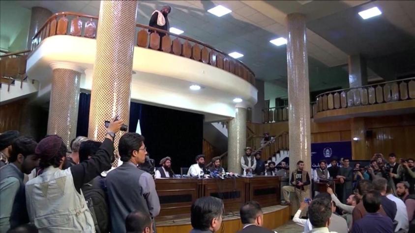 [VIDEO] Talibanes prometen "perdón" y respetar a mujeres