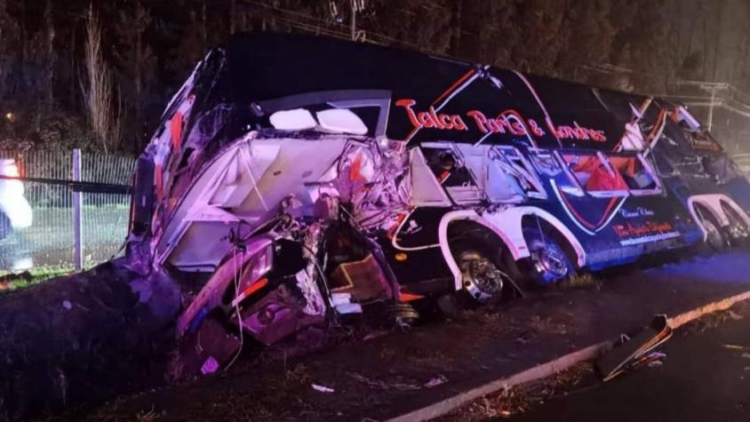 [VIDEO] Accidente carretero deja al menos 15 lesionados y un bus volcado en Ruta 5 Sur