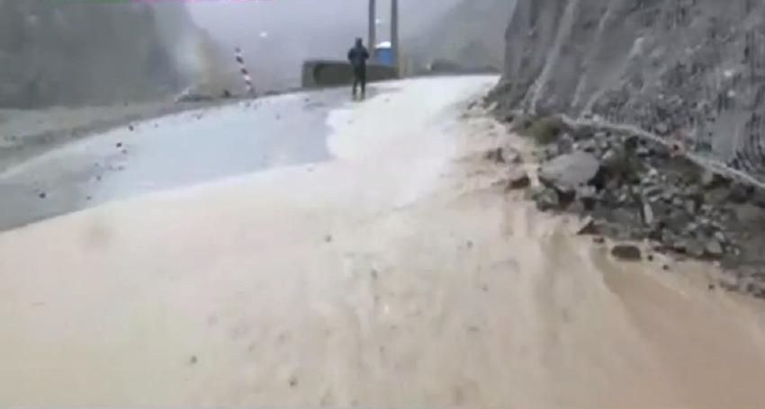 Intensas lluvias causan primeros estragos en la RM: autoridades piden no subir al Cajón del Maipo
