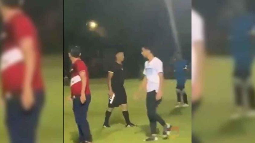 Árbitro saca una pistola en partido de fútbol ante los reclamos de jugadores e hinchas