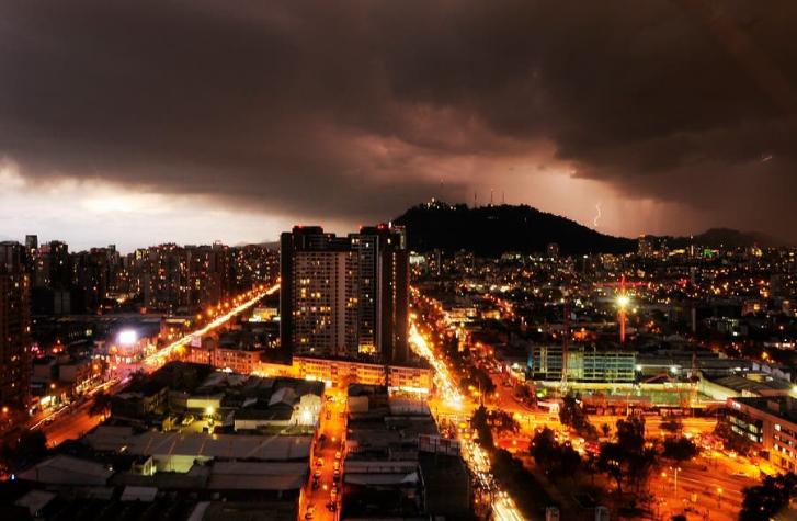 Reportan tormentas eléctricas en distintas comunas de la región Metropolitana