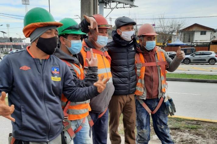Presidente de Colo Colo sorprende a obreros que alentaron al equipo desde edificio en construcción