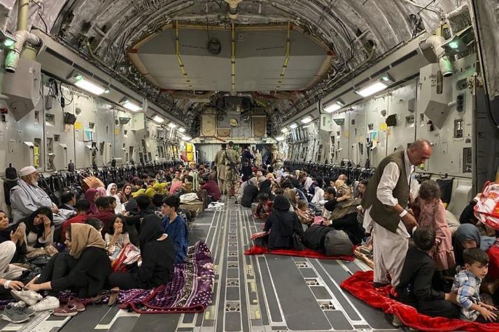 Avión de EEUU partió abarrotado de Afganistán con un récord de 823 pasajeros