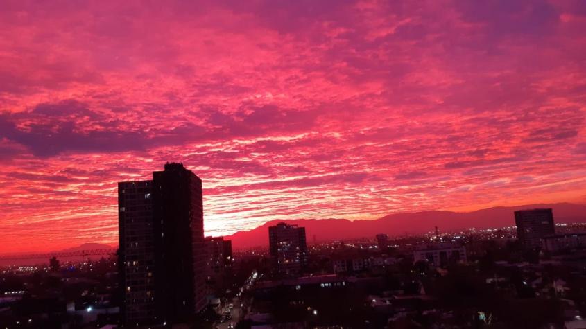 [FOTOS] Cielo rojo en Santiago: ¿A qué se debe el fenómeno que se vio al atardecer?