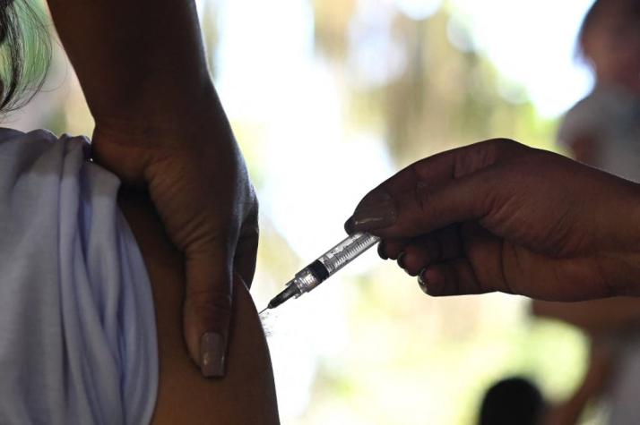 Pfizer, Sinovac y AstraZeneca: Hombre se vacuna cinco veces contra el COVID-19 en Brasil