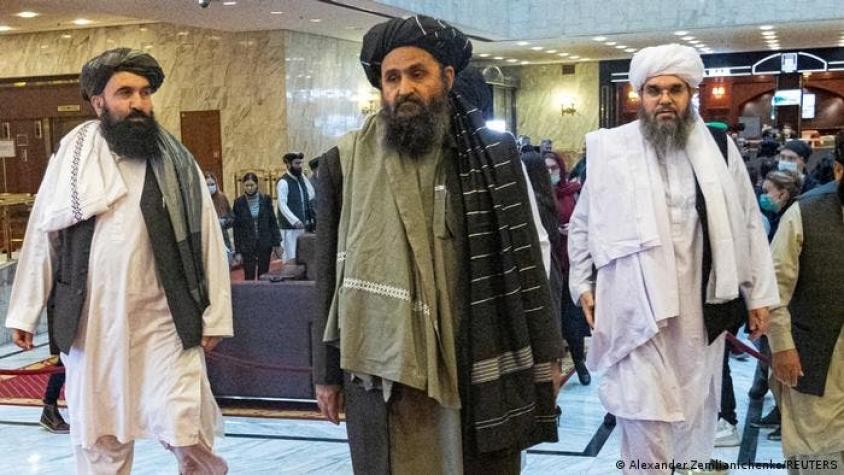 Líder talibán llega a Kabul para negociar la formación del gobierno