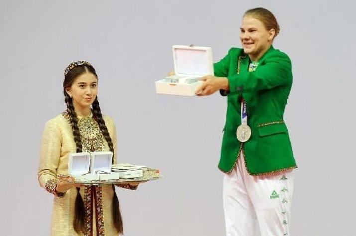 Primera medallista olímpica de Turkmenistán recibe un departamento, un auto y 50 mil dólares