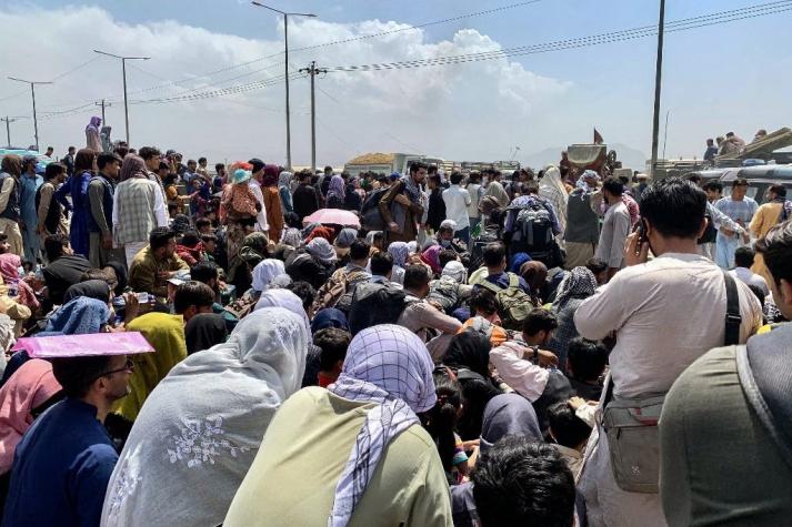 Al menos tres personas mueren cuando esperaban su evacuación frente a aeropuerto de Kabul