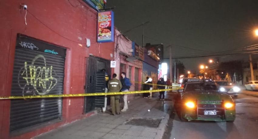 Hombre mata a una persona y deja dos heridos tras disparar en un restaurante de Estación Central