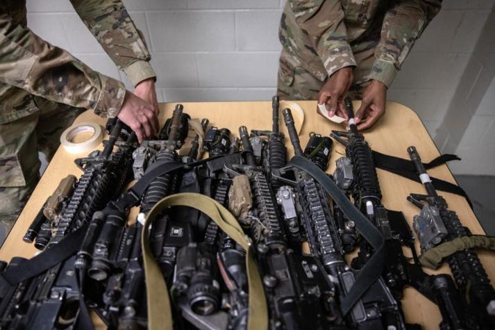 [VIDEO] Talibanes lucen uniformes y equipamiento de EE.UU. mientras patrullan Kabul