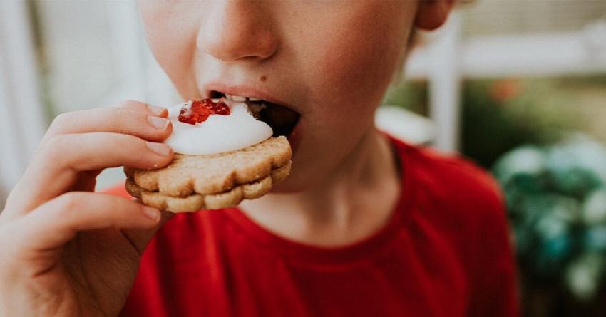 Niño inglés tiene fobia a la comida: Sobrevivió la última década solo comiendo pan y yogurth