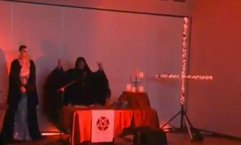 Video de ritual satánico se filtra en transmisiones de noticiero australiano y se hace viral