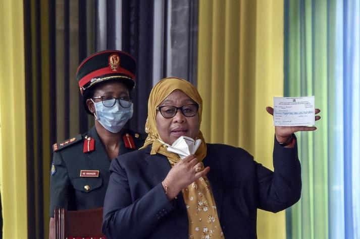 Presidenta de Tanzania desata polémica por dichos sobre jugadoras de fútbol "con pecho plano"