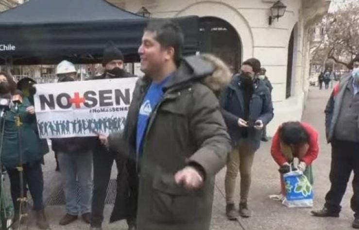 Gino Lorenzini llega saltando la cuerda a inscribir su candidatura presidencial
