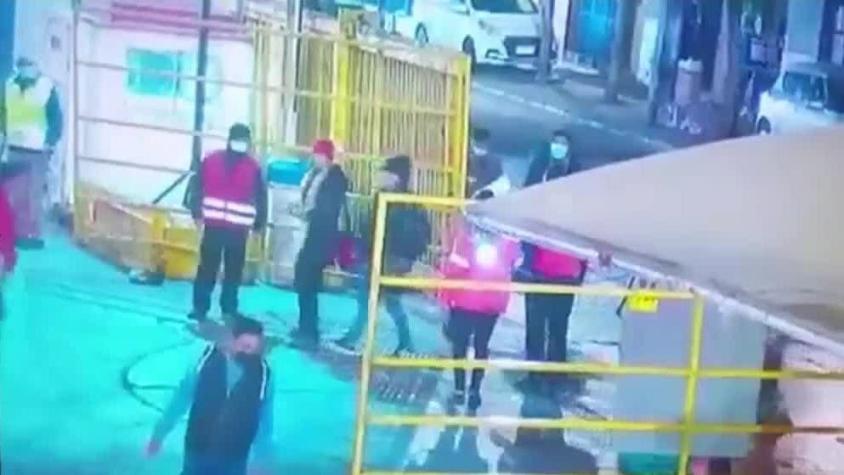 Las imágenes del ataque a guardias de seguridad en terminal de buses tras pedir uso de mascarilla