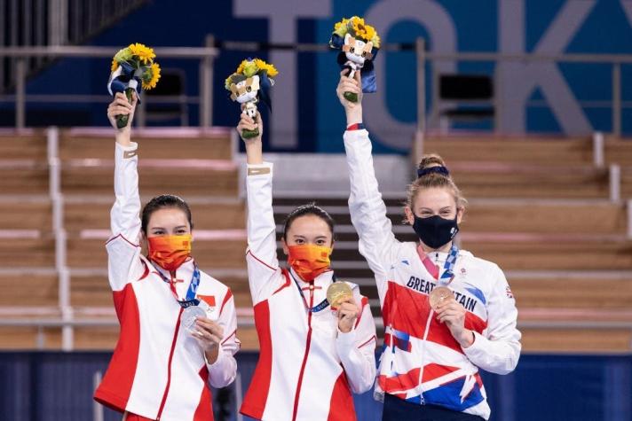 Su medalla se está pelando: deportista china que ganó oro en Tokio 2020 expone llamativa situación