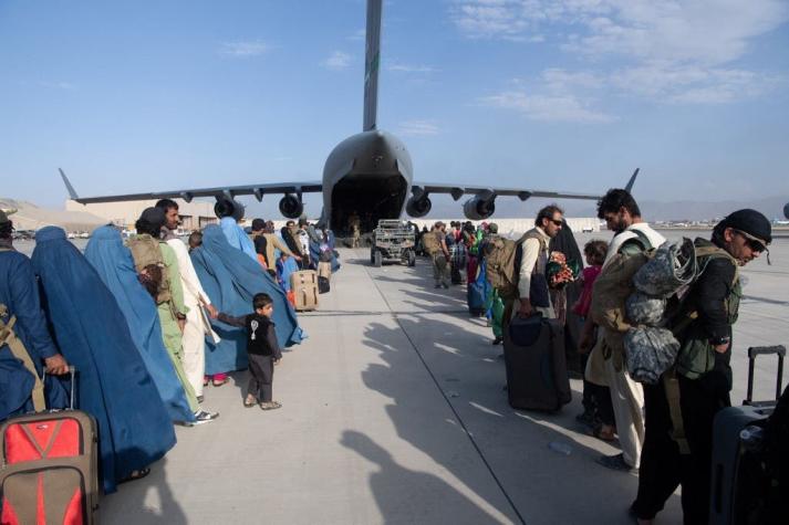 Países occidentales alertan de riesgo terrorista en aeropuerto de Afganistán