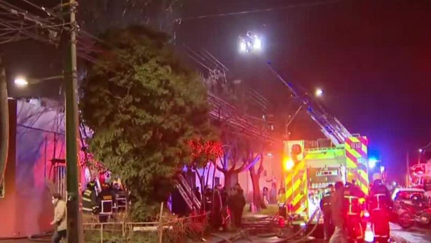 [VIDEO] Incendio afectó al menos dos viviendas en Santiago Centro