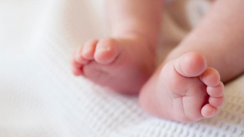 Bebé de dos meses sobrevive varios días sobre el cadáver de su madre comiendo su propia mano