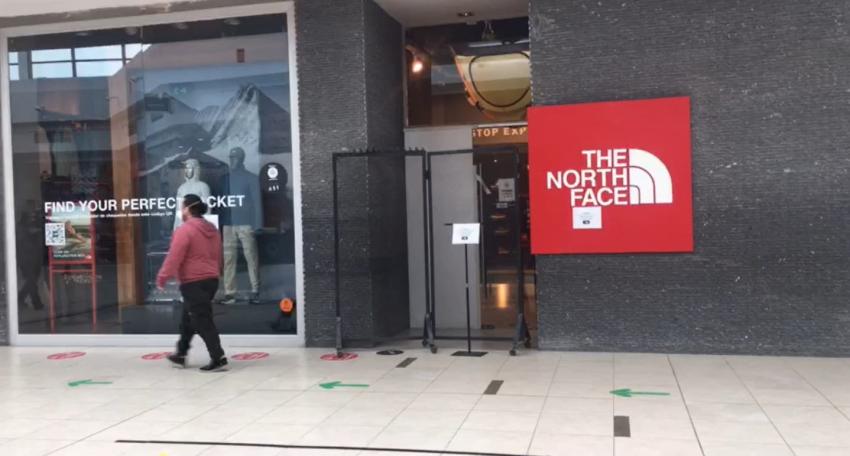 Investigan violento asalto a tienda North Face de Mall Plaza El Trébol: arrojaron miguelitos al huir