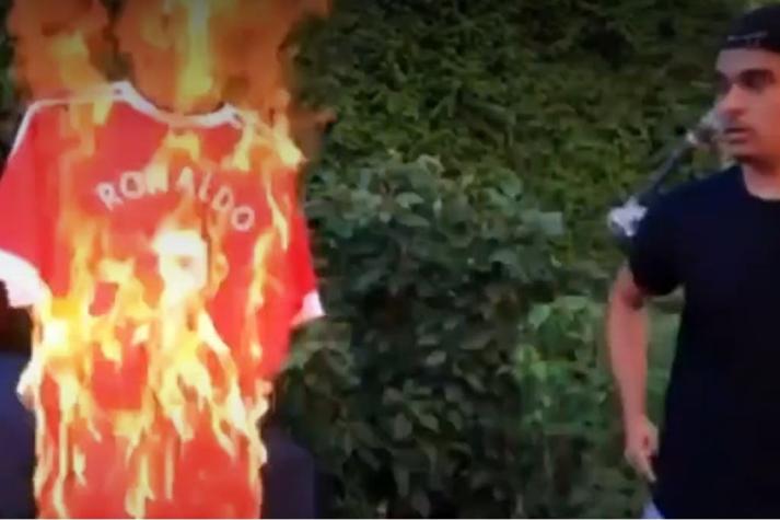 Hincha del Manchester United se adelantó y quemó camiseta de Cristiano pensando que llegaba al City