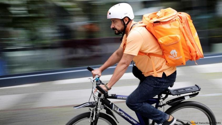 La historia de un exministro afgano que reparte comida en bicicleta en Alemania