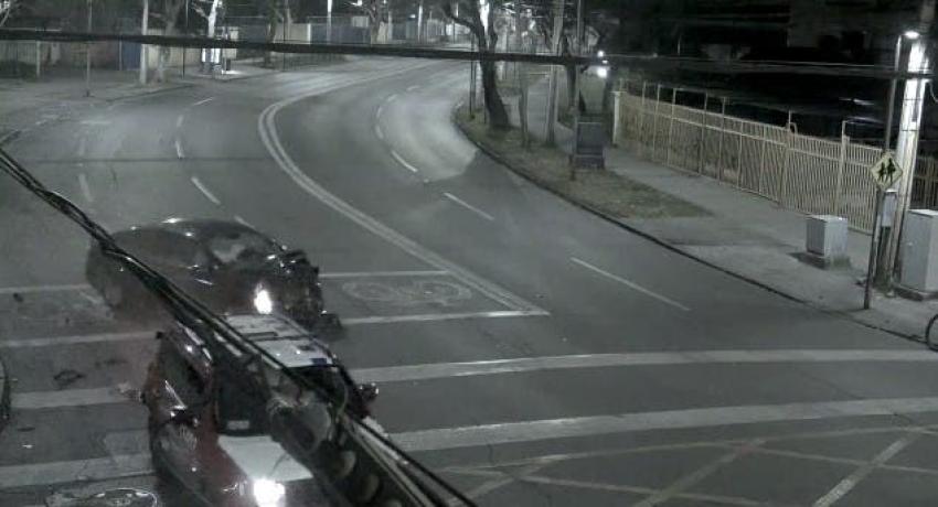 [VIDEO] Vehículo choca camioneta de seguridad municipal al no respetar semáforo en Las Condes