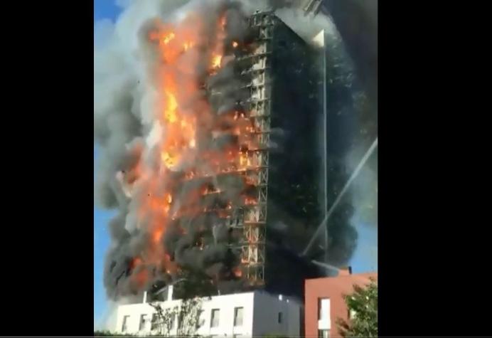 [VIDEOS] Gigantesco incendio consume por completo edificio de 15 pisos en Milán, Italia