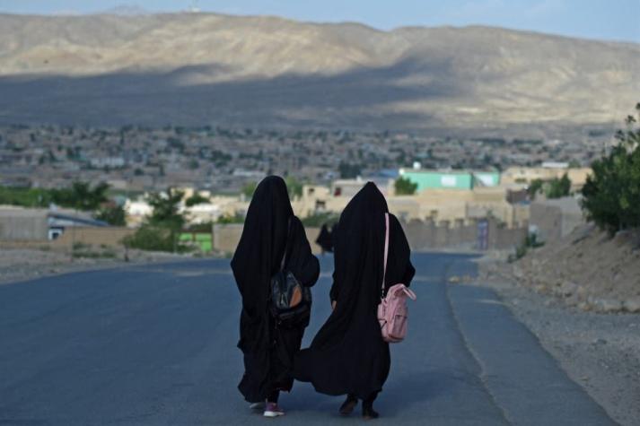 Allamand confirma que recibirán a profesora afgana cuya hermana reside en Chile