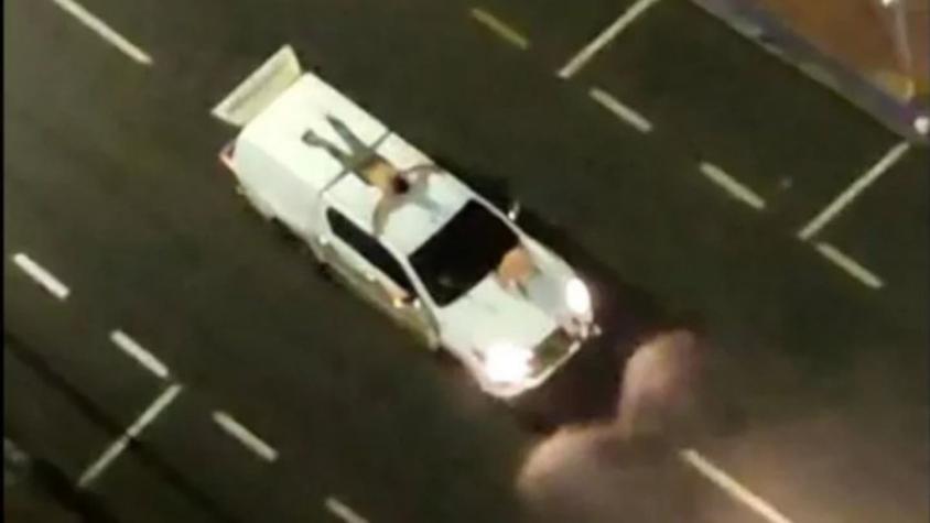 Violento asalto en Brasil: delincuentes ataron rehenes a autos para usarlos como escudos humanos