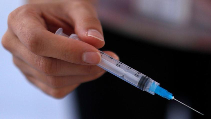 Muerte de mujer en vacunatorio de Palmilla: Minsal descarta relación entre la inyección y el deceso
