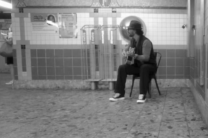 Arjona cantó en metro de New York y nadie lo reconoció: "Mentiría diciendo que me fue bien"