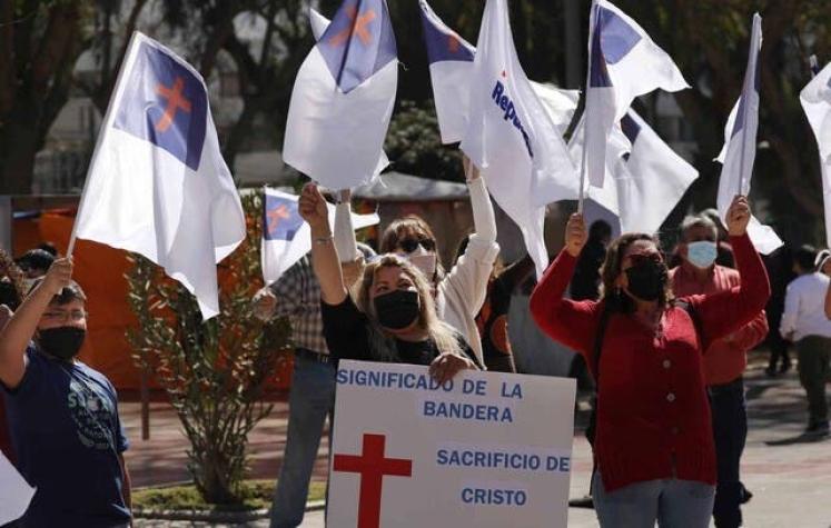 Mesa de la Convención prepara gesto a evangélicos tras polémica por exclusión de bandera cristiana
