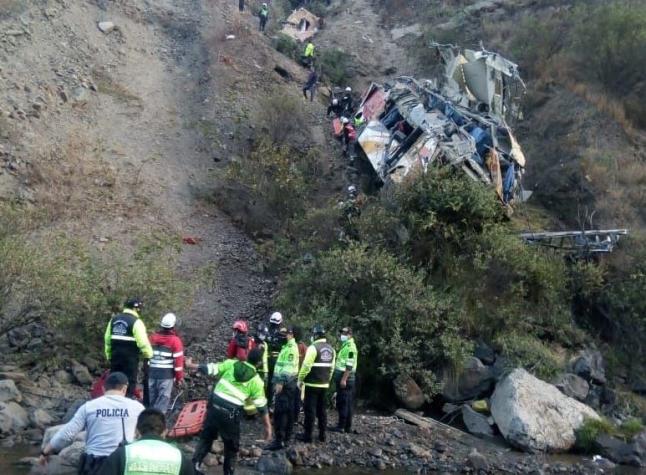 Al menos 29 muertos tras caída de bus a abismo en ruta de Perú