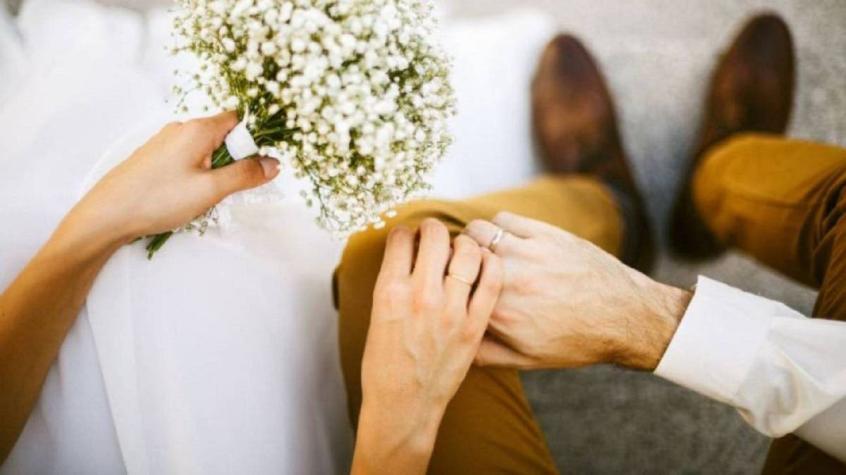 "Preguntamos 4 veces": recién casados cobraron $186 mil a los invitados que no asistieron a su boda