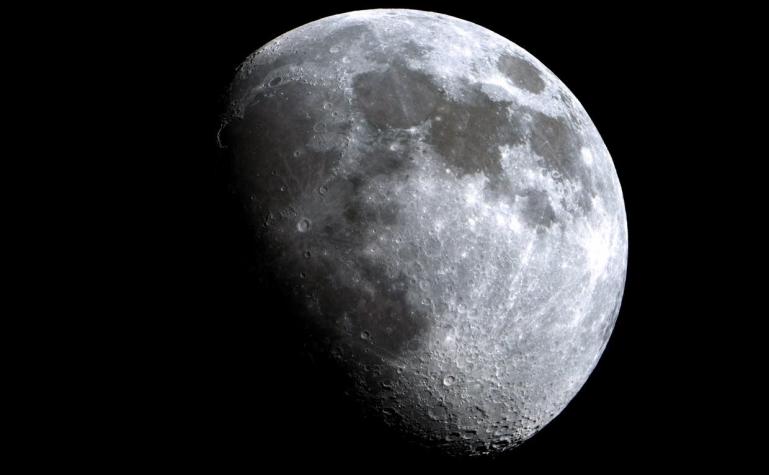 ¿Qué es el objeto brillante que se ve junto a la Luna esta noche?