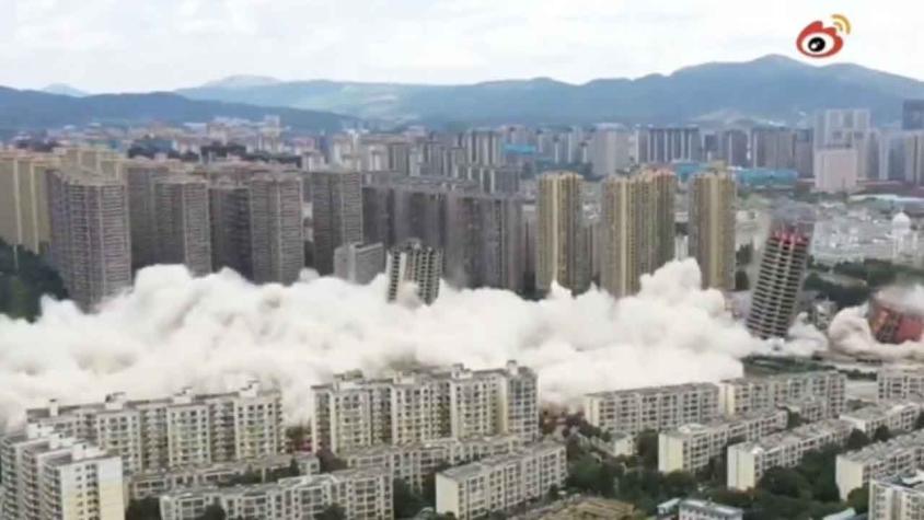 Video registra la espectacular demolición simultánea de 15 edificios en China