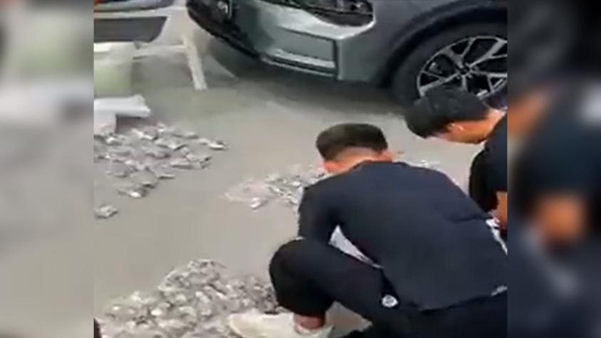 Hombre compra auto pagando solo con monedas: Se demoraron más de 3 horas en contarlas todas