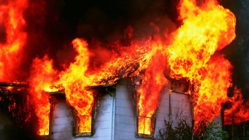 Mujer incendia casa de su novio para "darle un susto": Murieron el hombre y su hijo de 8 años