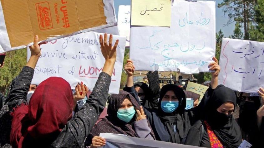 Las mujeres que se atreven a protestar frente a los talibanes en Afganistán