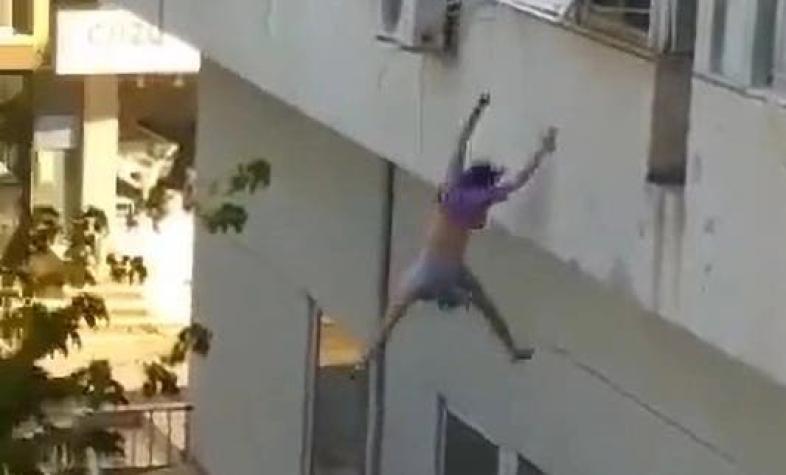 Joven de 19 años salta por una ventana para escapar de sus secuestradores: Cayó casi 10 metros