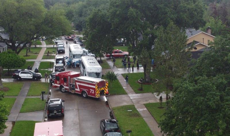 Bomberos encontraron a dos adultos y dos niños baleados en casa recién incendiada en Houston