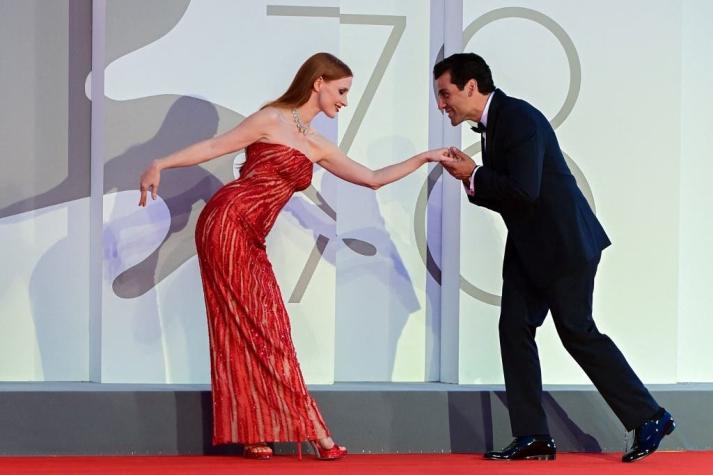 Jessica Chastain y Oscar Isaac deslumbran con apasionada performance en alfombra roja