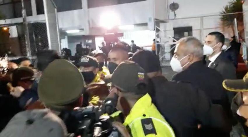 Arturo Vidal causa furor entre los policías ecuatorianos tras el empate de La Roja en Quito