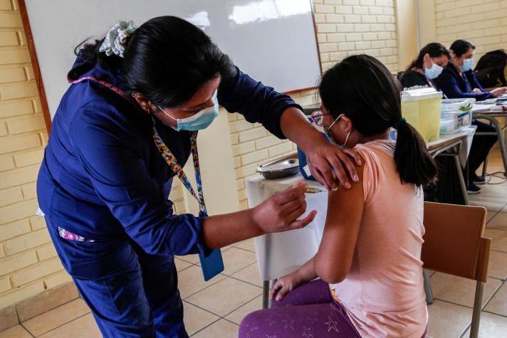 Vacunación en niños mayores de 6 años: Minsal proyecta que se realice en colegios desde septiembre