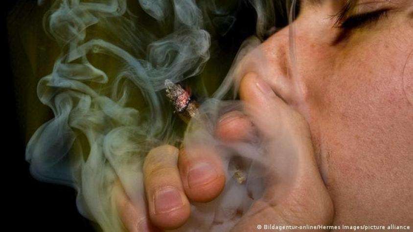 Estudio: el consumo de cannabis duplica el riesgo de infarto en adultos jóvenes
