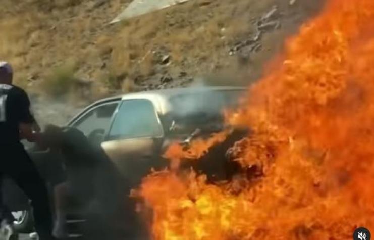 Heroico: Jóvenes rescatan a pareja de adultos mayores que estaban en un auto que se incendiaba